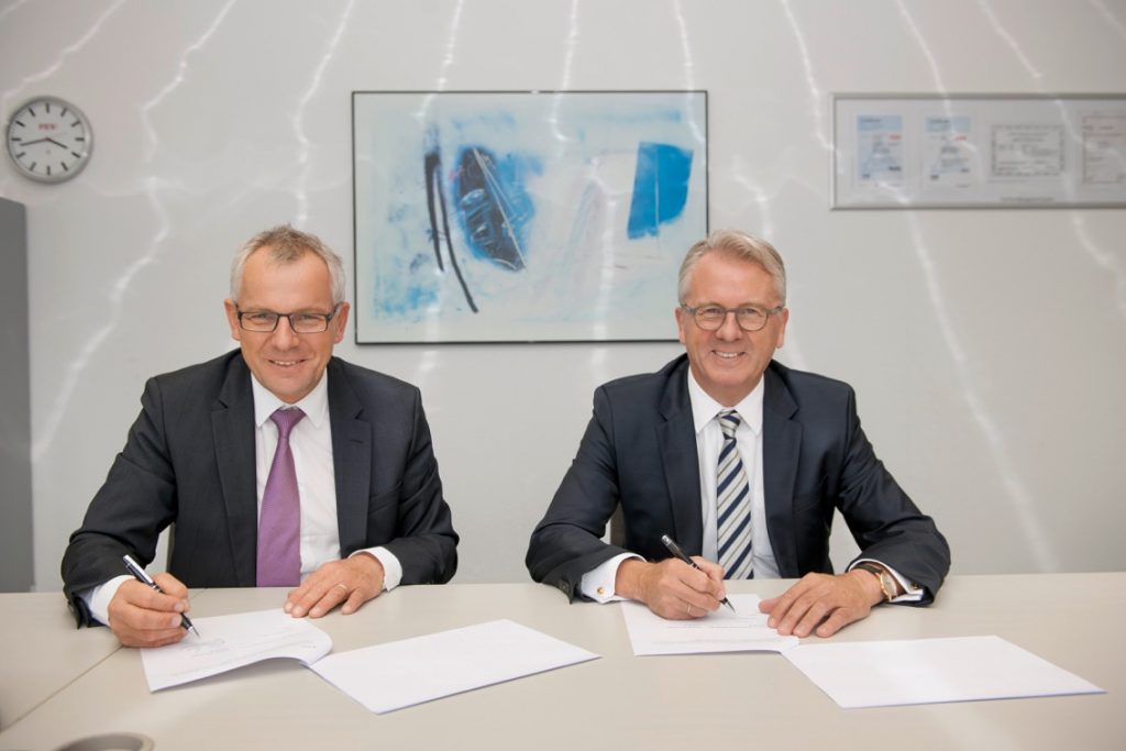 Prof. Dr.-Ing. Stefan Pischinger and Ulrich Walker at the contract signing.)